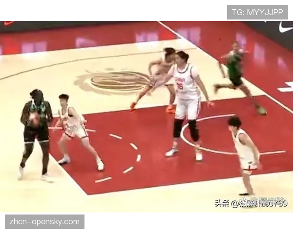 意外：比赛因篮筐故障中断十分钟，球员在场边热身保持状态